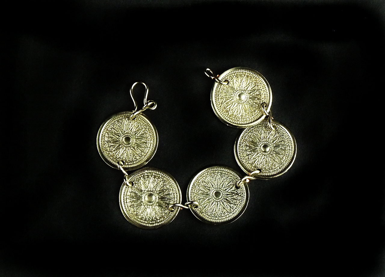 Abbildung von silberfarbenem Arrnband aus Ägypten