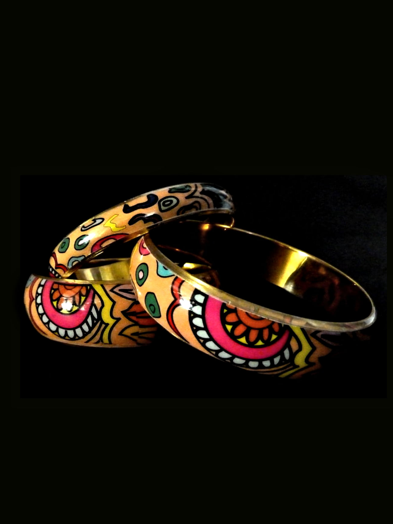 Abbildung von 3 Armreifen in rosa mit Blumendesign