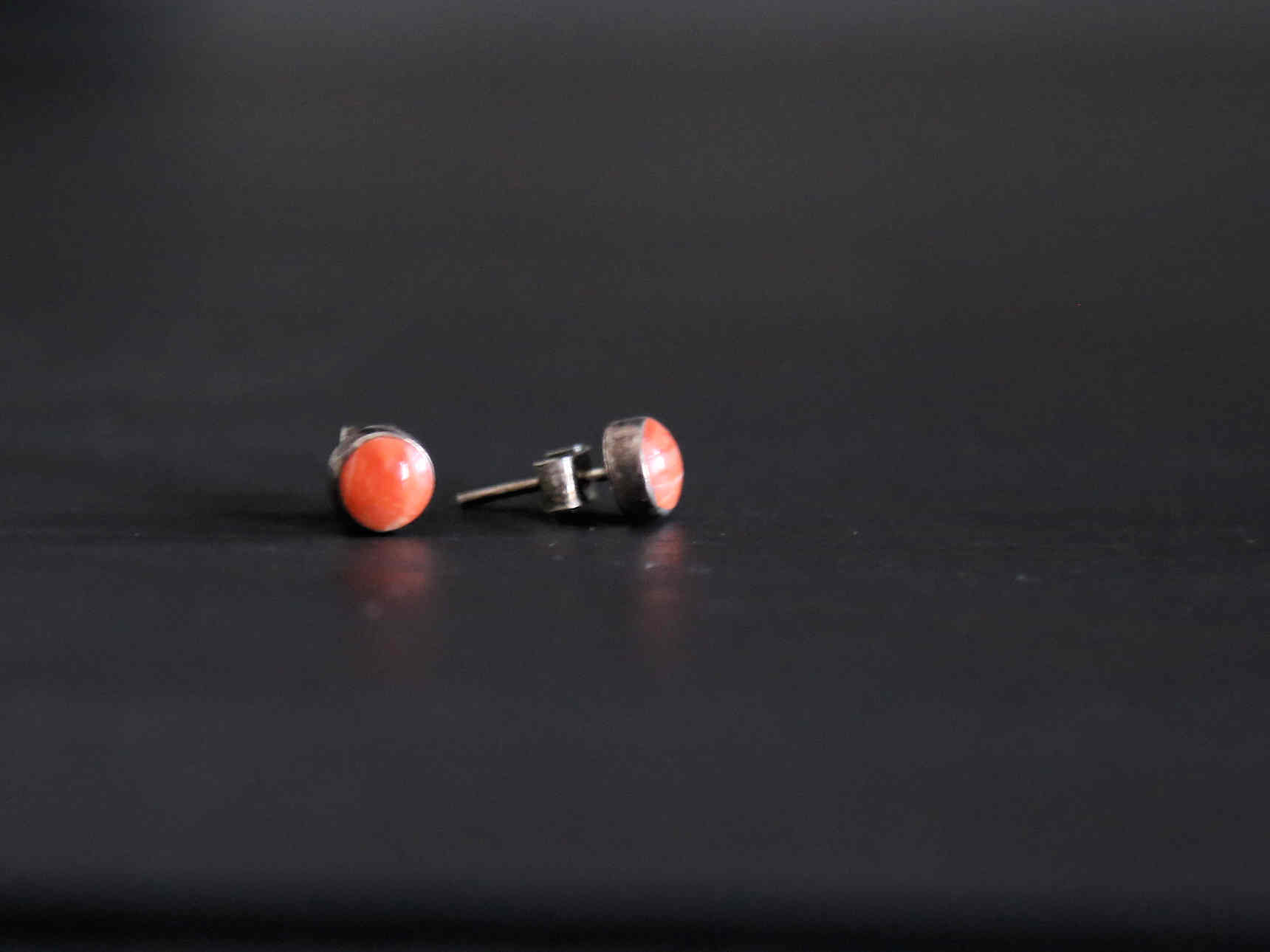 Abbildung von Ohrstecker aus Silber mit rotem Halbedelstein