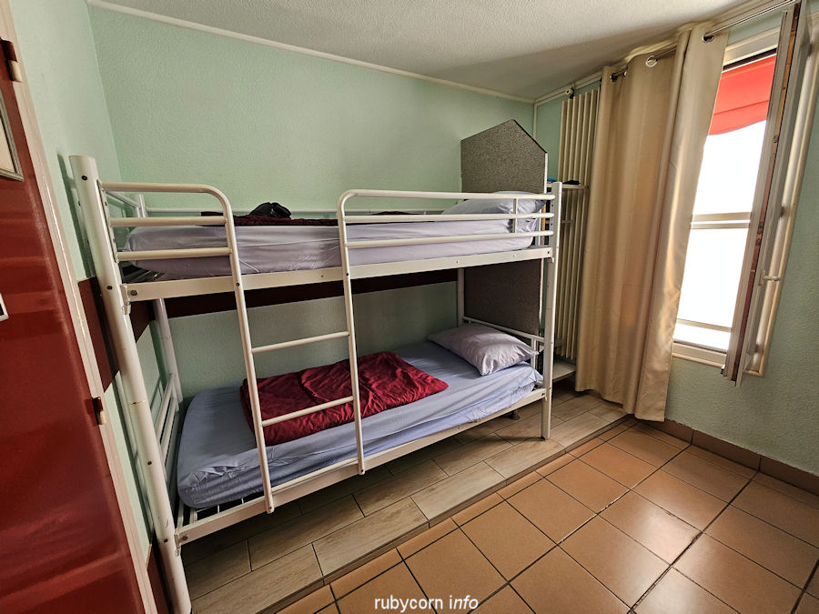 Paris Frankreich - auf dem Foto zu sehen - Etagenbett Zimmer in der Jugendherberge Auberge Internationale des Jeunes