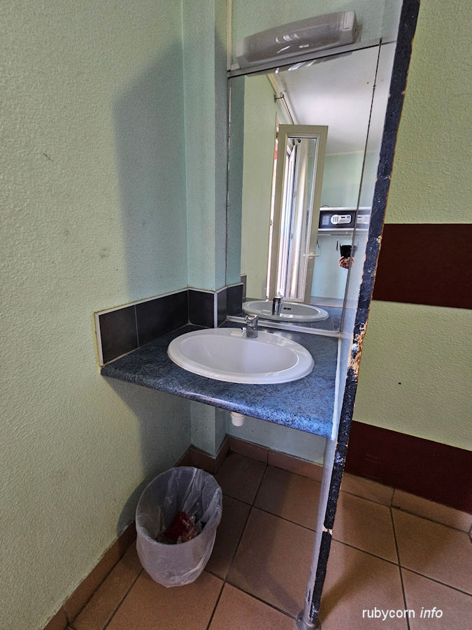 Paris Frankreich - auf dem Foto zu sehen - Waschecke Zimmer in der Jugendherberge Auberge Internationale des Jeunes