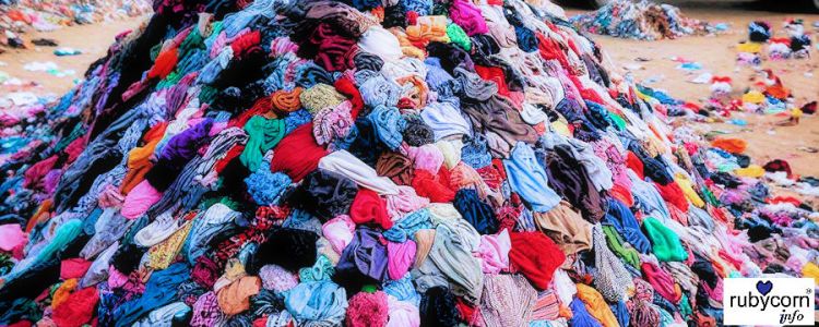 Müllberg mit alten Textilien auf einer Müllkippe