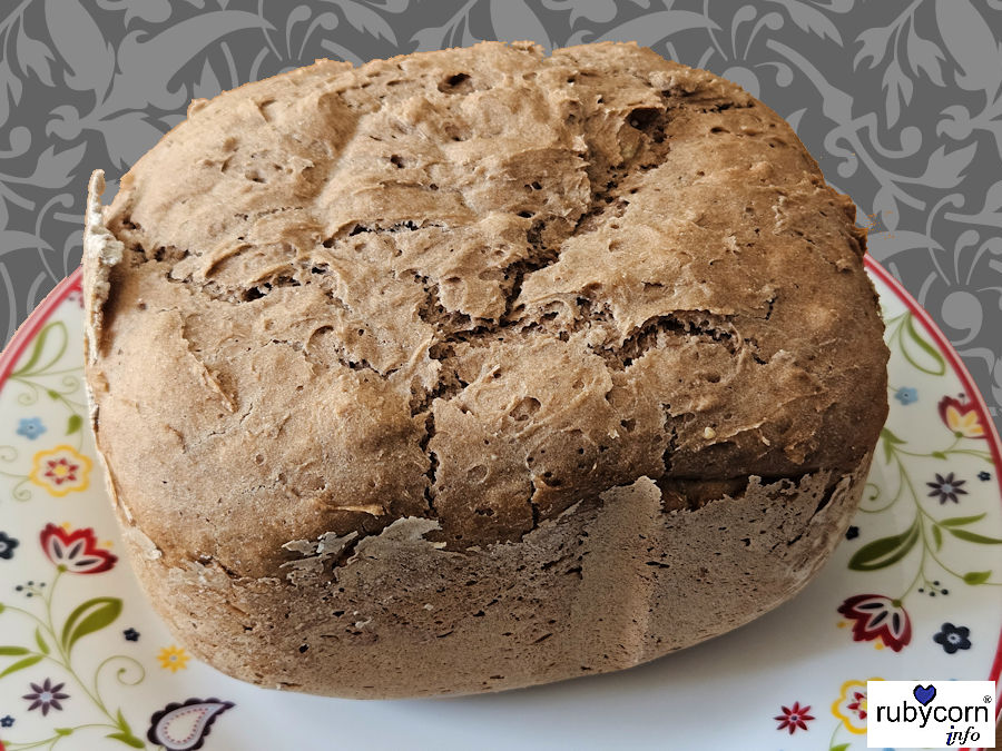 Foto eines Roggen-Mischbrotes mit Walnüssen zu dem dazugehörigen Rezept.