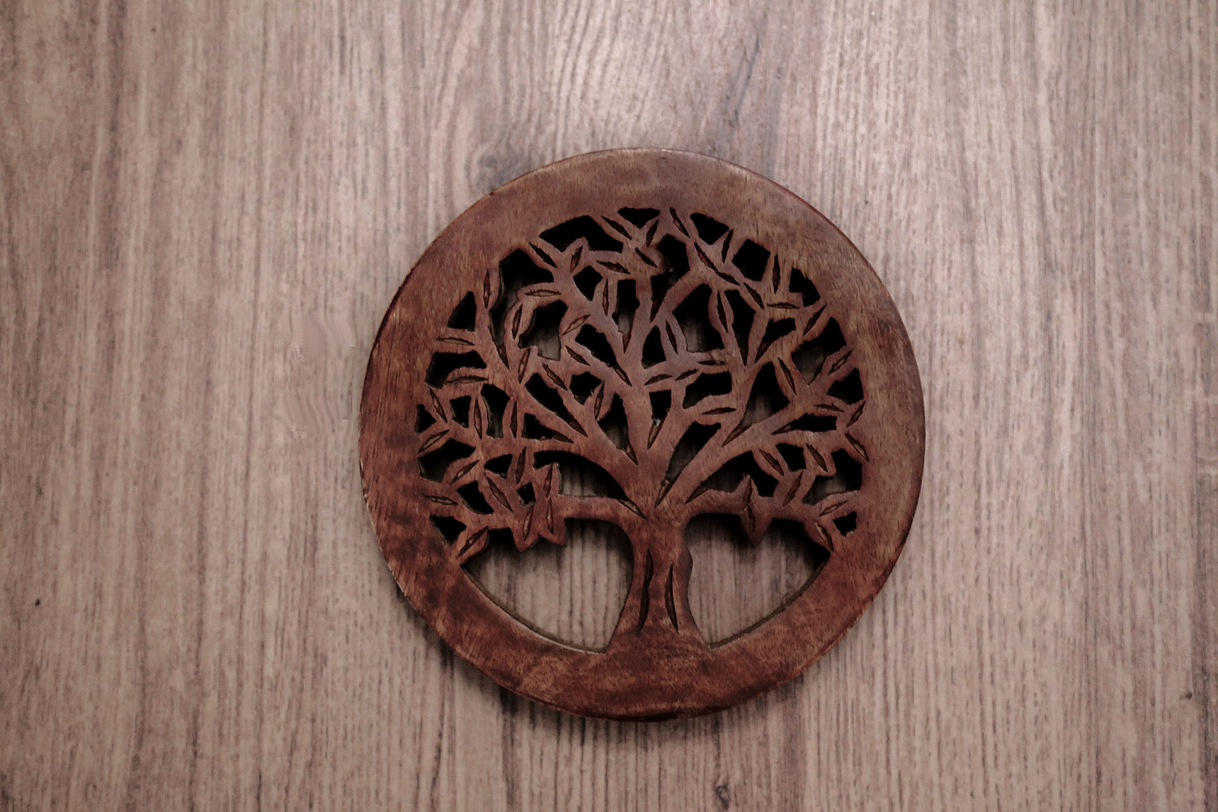 Foto von Topfuntersetzer aus Mangoholz in braun mit Baummotiv