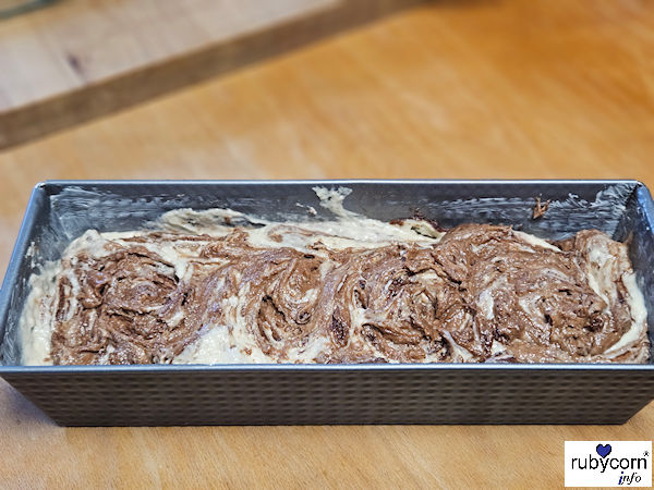 Foto von einer rechteckigen Backform mit einem veganen Marmorkuchen vor dem Backem mit Marmorierung.